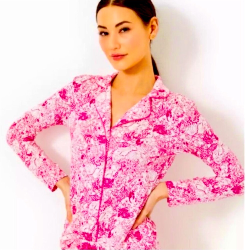NWT ❤️NEW 2025 PATTERN!❤️
LILLY PULITZER PJ Knit Button Up Top Raspberry Rouge L